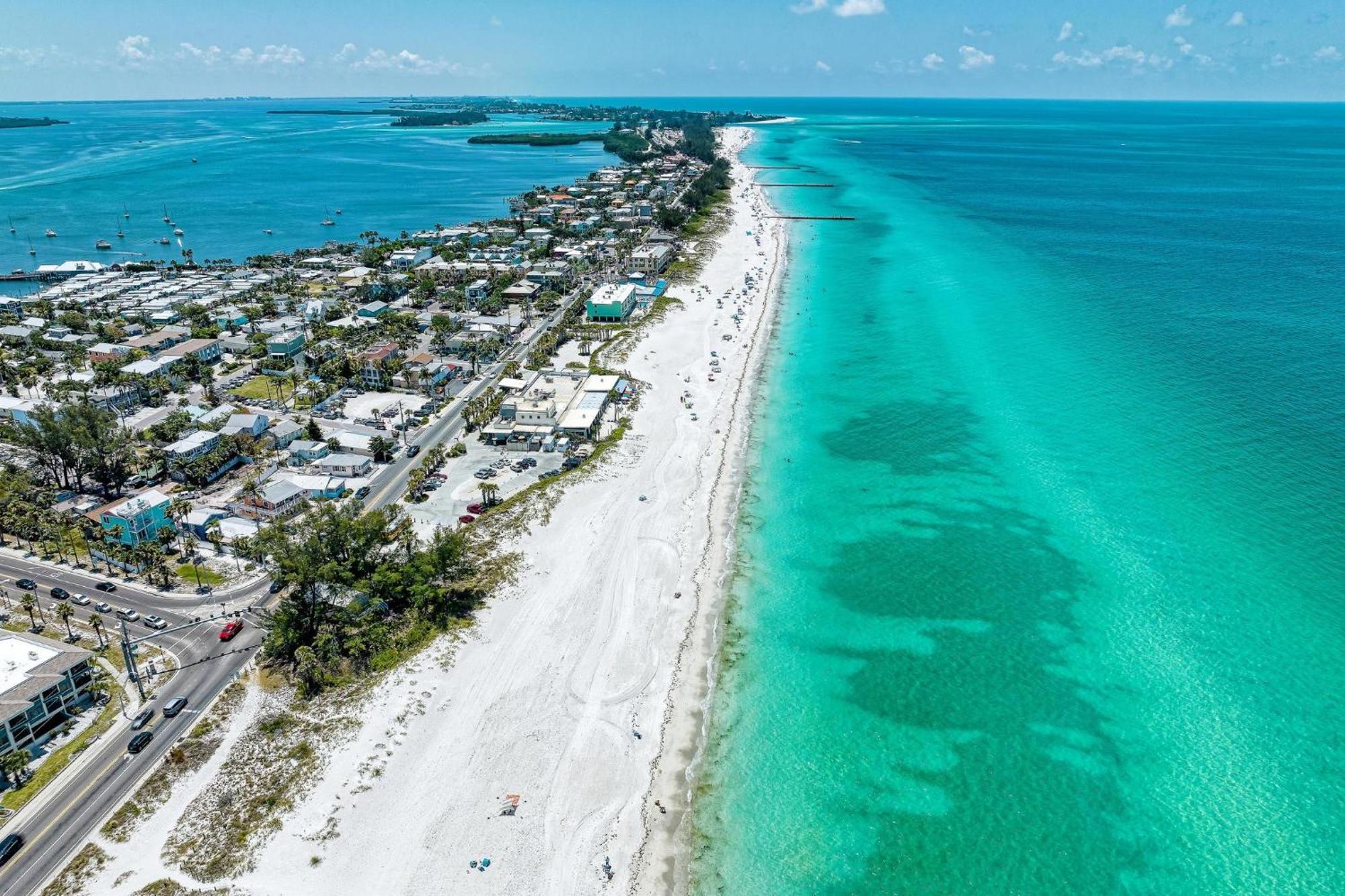 Anna Maria Island Runaway Tropical Dream-One Minute Walk To The Beach-Heated Pool Bradenton Beach Extérieur photo