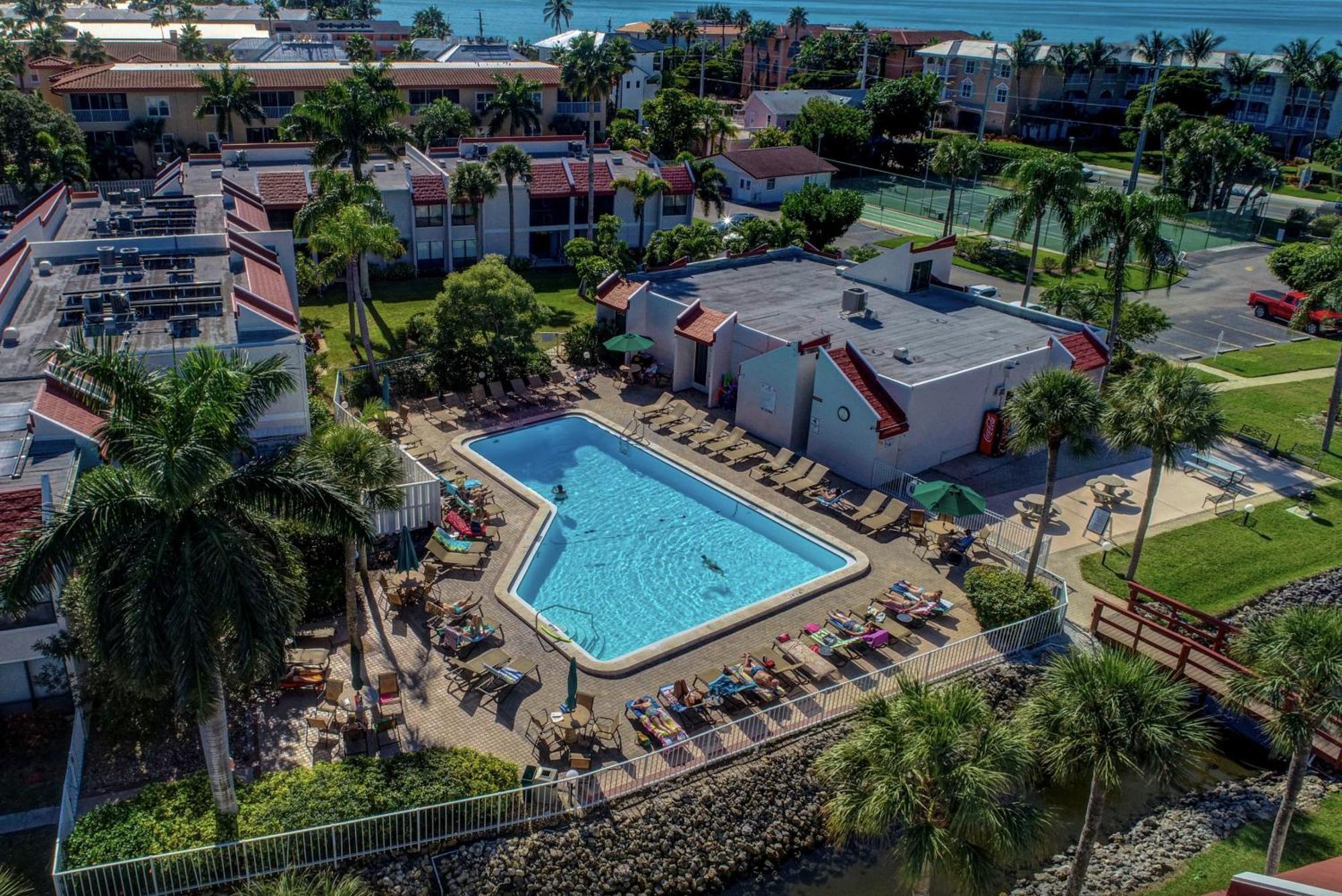 Anna Maria Island Runaway Tropical Dream-One Minute Walk To The Beach-Heated Pool Bradenton Beach Extérieur photo