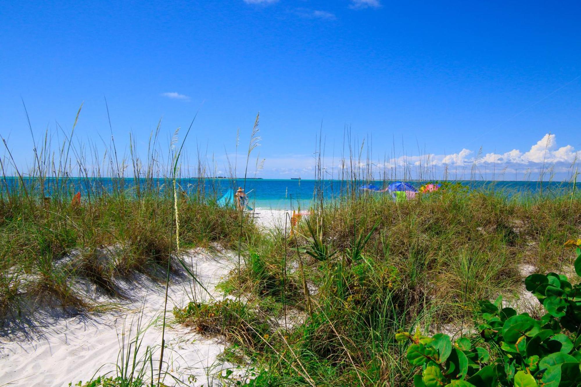 Anna Maria Island Runaway Tropical Dream-One Minute Walk To The Beach-Heated Pool Bradenton Beach Extérieur photo