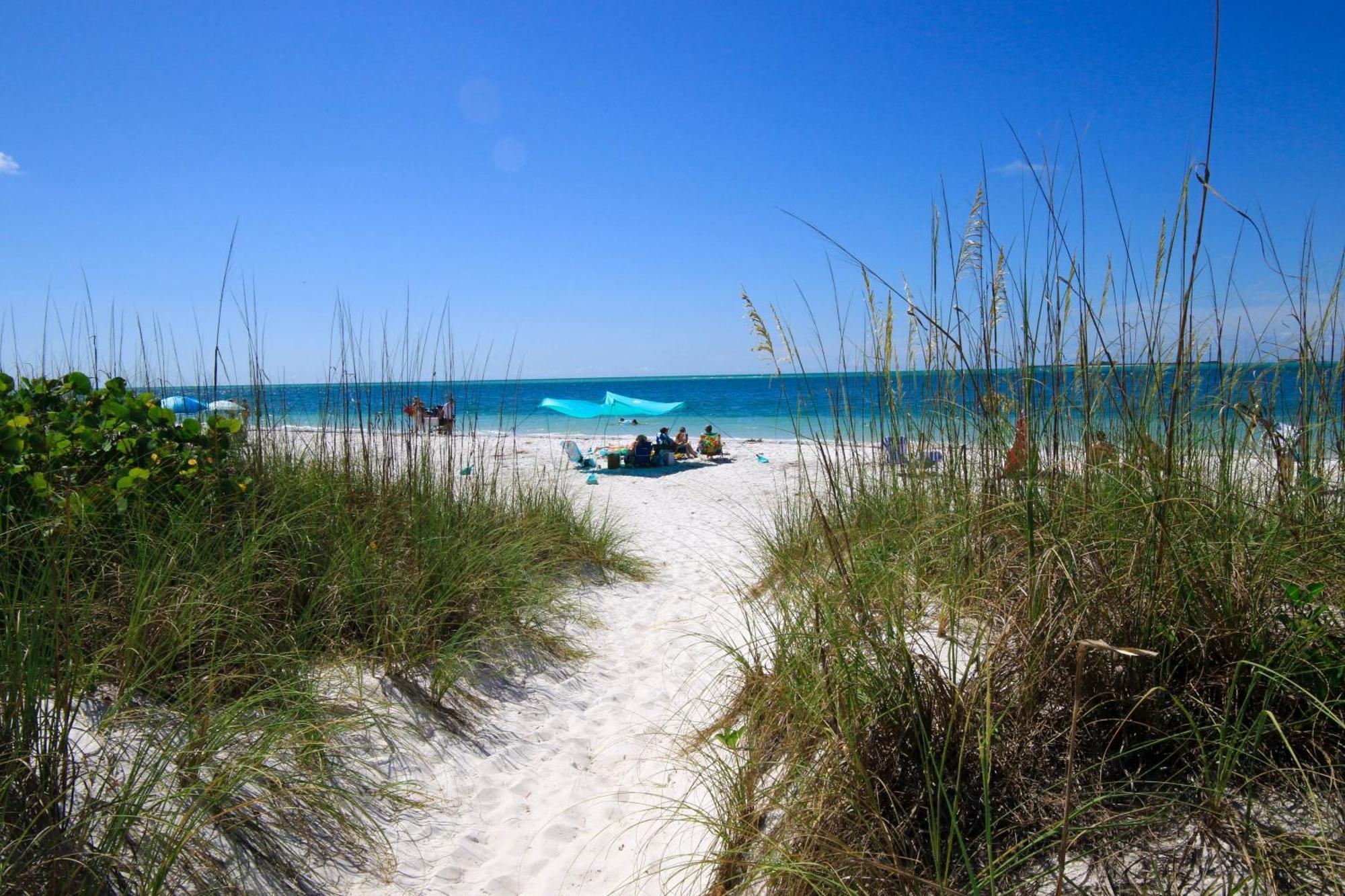 Anna Maria Island Runaway Tropical Dream-One Minute Walk To The Beach-Heated Pool Bradenton Beach Extérieur photo