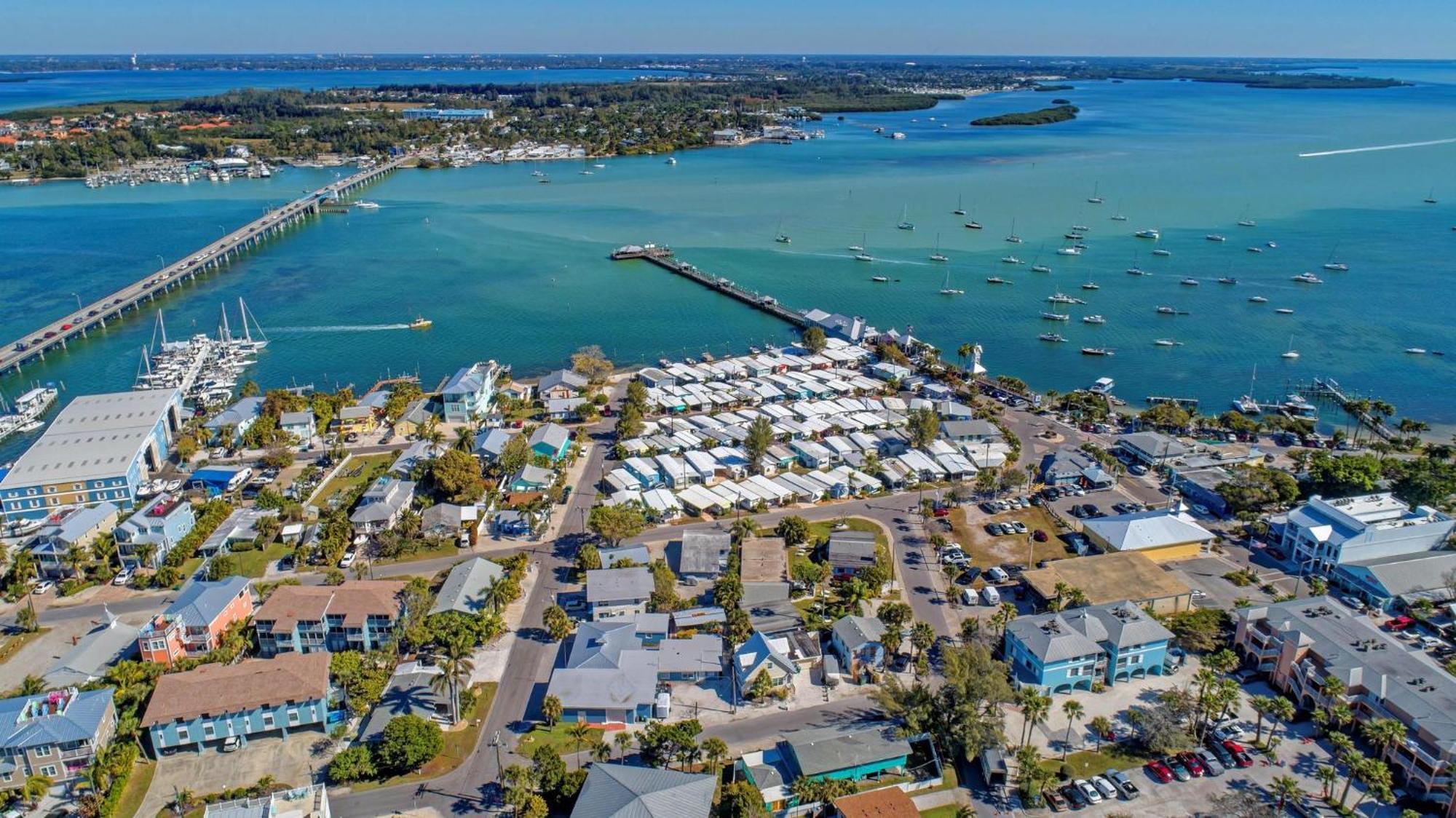 Anna Maria Island Runaway Tropical Dream-One Minute Walk To The Beach-Heated Pool Bradenton Beach Extérieur photo