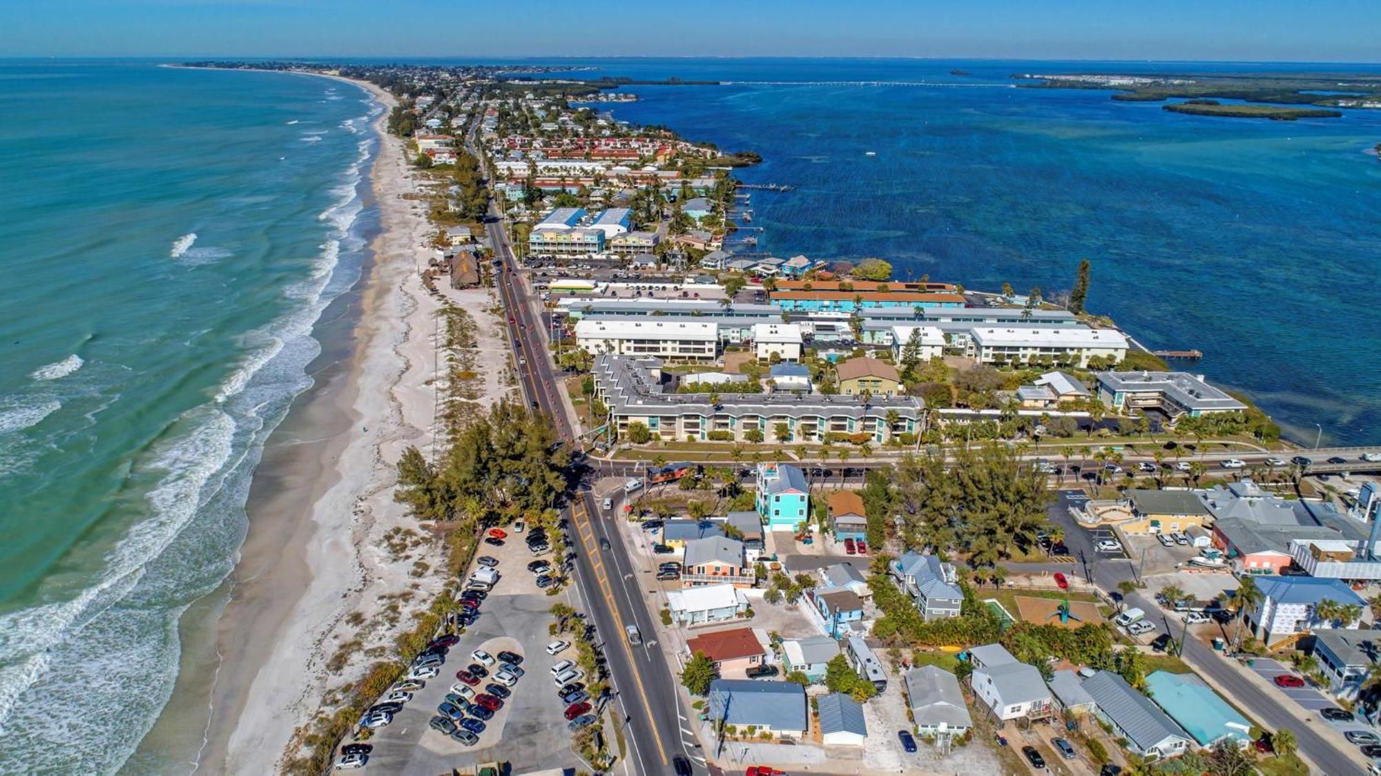 Anna Maria Island Runaway Tropical Dream-One Minute Walk To The Beach-Heated Pool Bradenton Beach Extérieur photo