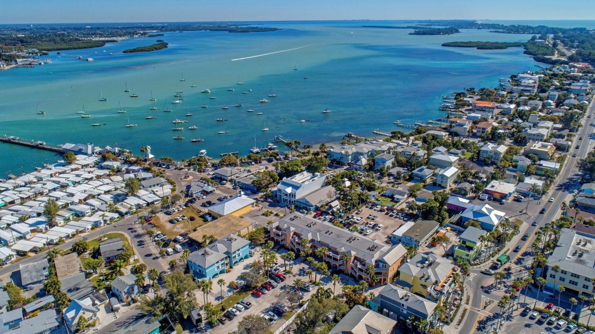 Anna Maria Island Runaway Tropical Dream-One Minute Walk To The Beach-Heated Pool Bradenton Beach Extérieur photo