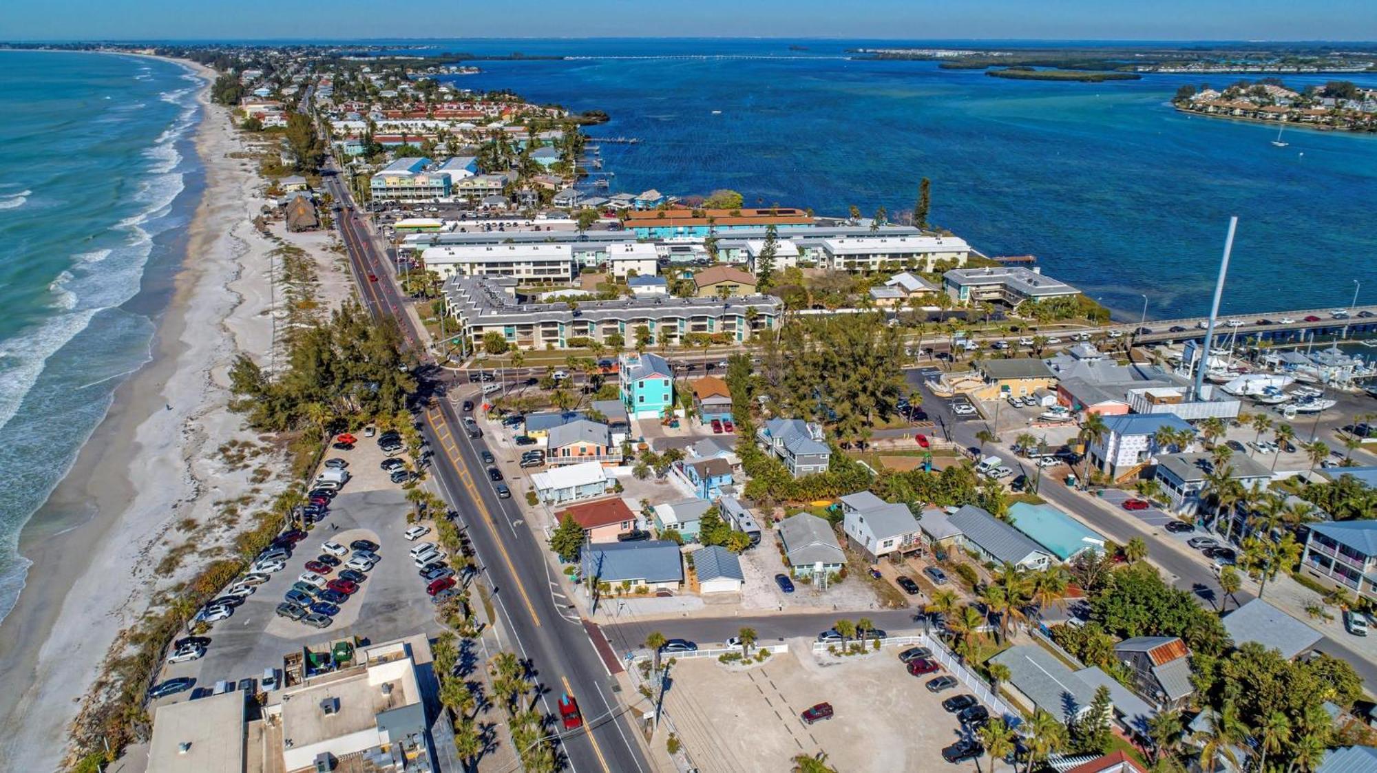 Anna Maria Island Runaway Tropical Dream-One Minute Walk To The Beach-Heated Pool Bradenton Beach Extérieur photo