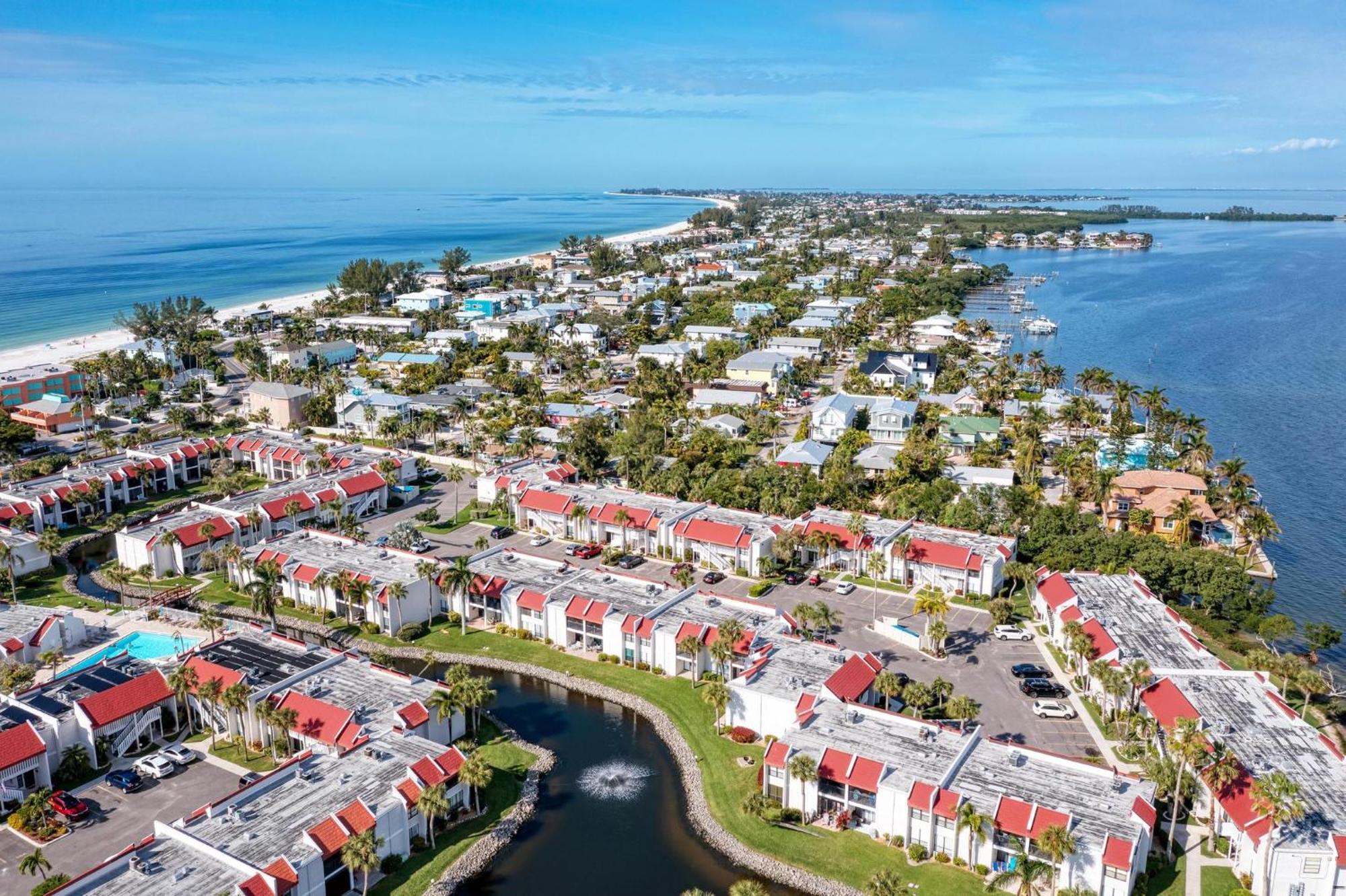 Anna Maria Island Runaway Tropical Dream-One Minute Walk To The Beach-Heated Pool Bradenton Beach Extérieur photo