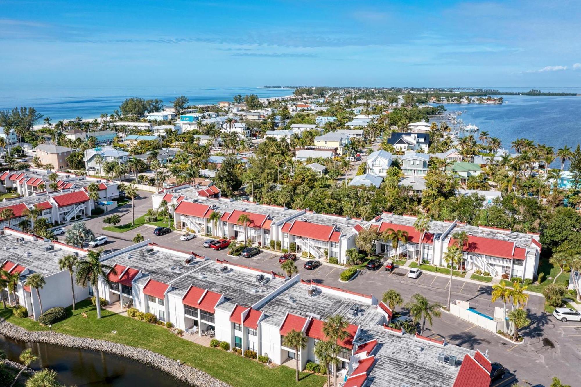 Anna Maria Island Runaway Tropical Dream-One Minute Walk To The Beach-Heated Pool Bradenton Beach Extérieur photo